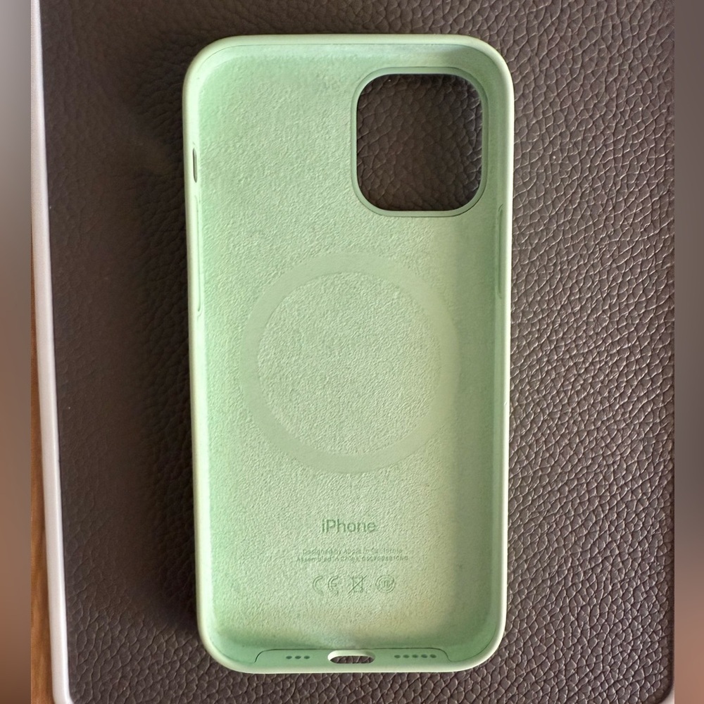 Apple Green iPhone 14 Pro Silicone MagSafe Case - Picture 4 of 4